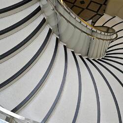 ...und moderner Treppenaufgang