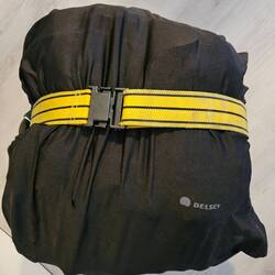 Bisschen merkwürdiges Urlaubsgepäck - zwei Fahrradtaschen eingeschnürt in einen Koffersack