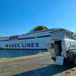 Petit Ulysse devant gros Anek lines