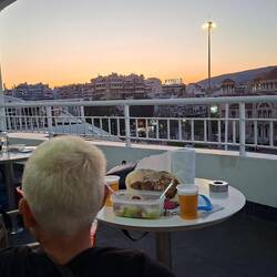 Première soirée dehors, on mange tranquillement notre salade grecque sur le pont par 26 degrés 😍