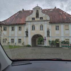 Een natte aankomst bij Kloster Roggenburg.