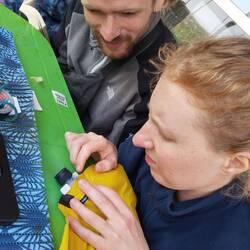 Hanna sammelt Löcher, dieses Mal in der Luftmatratze