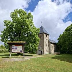 ....nur die Kirche blieb vom evakuierten Ort erhalten!🤔