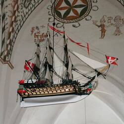 Ein schönea Schiff hängt in der Kirche