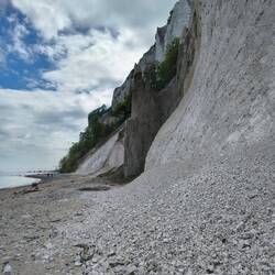 Mittendrin ein Fels aus anderem Gestein