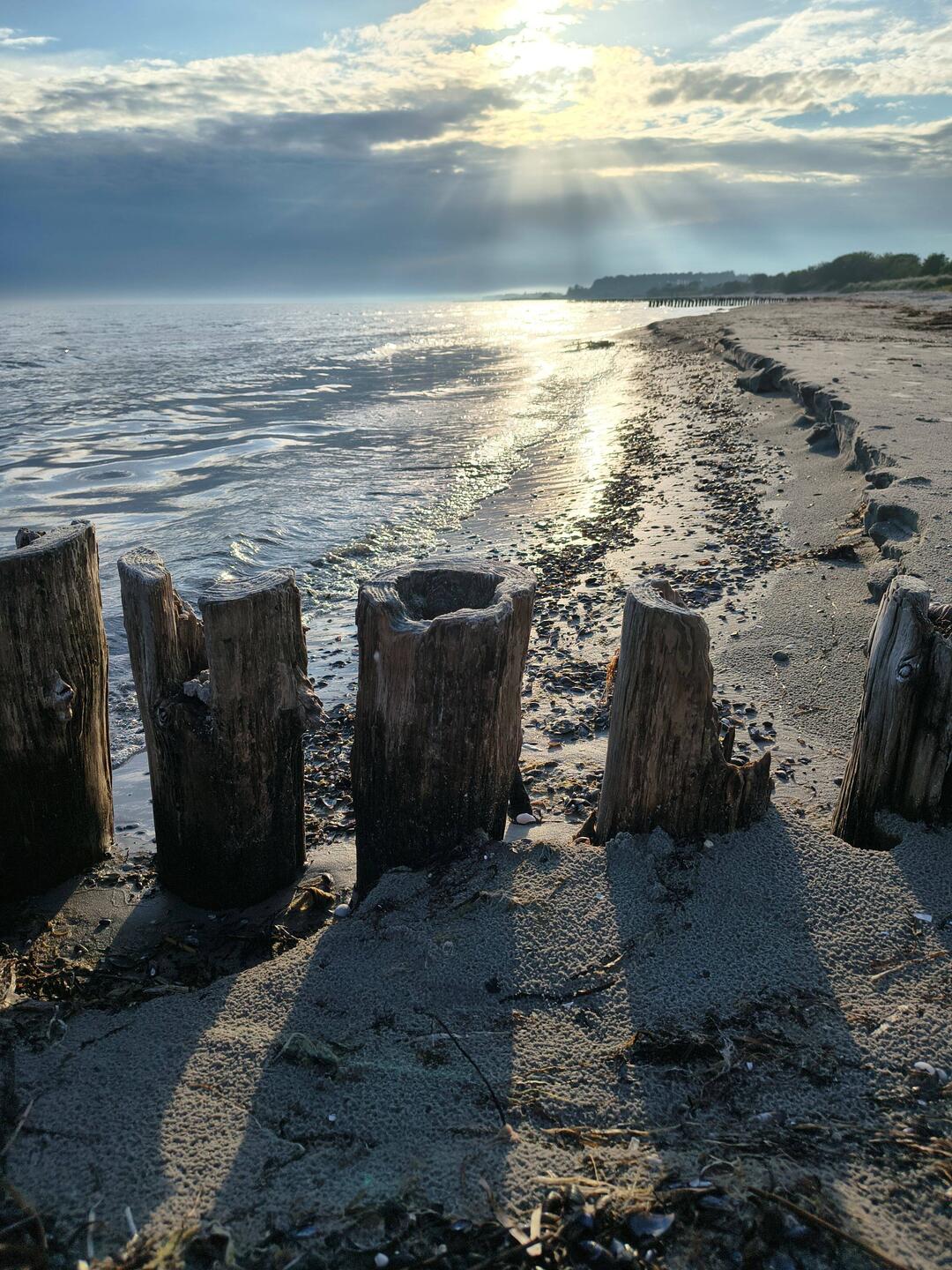 Schöner Strand mit Sonnenuntergang in Klintholm Havn