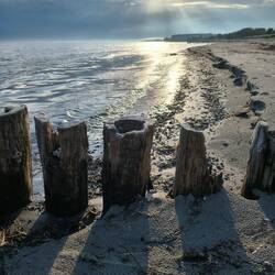 Schöner Strand mit Sonnenuntergang in Klintholm Havn