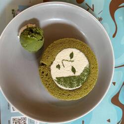 „Matcha Rollcake bei Yojiya in Kyoto – japanische Dessertkunst mit extra viel Grüntee. 🍵🇯🇵“