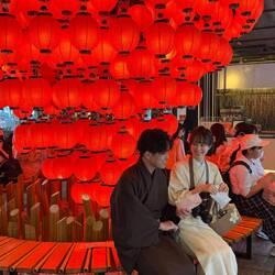 „Zwischen tausend roten Laternen – Kyoto fühlt sich manchmal einfach wie ein Film an. 🇯🇵🏮“