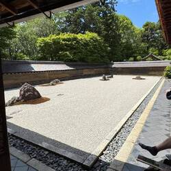 „Der berühmte Zen-Steingarten von Ryōan-ji – manchmal sagt Leere mehr als tausend Worte. 🍃“