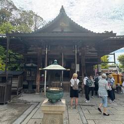Mitten im Tempelgelände des Kiyomizu-dera – zwischen Räucherstäbchen, Gebeten und dem Trubel Kyotos.