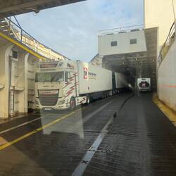 Die Auffahrt war sehr schräg und hier stehen auch Lkw