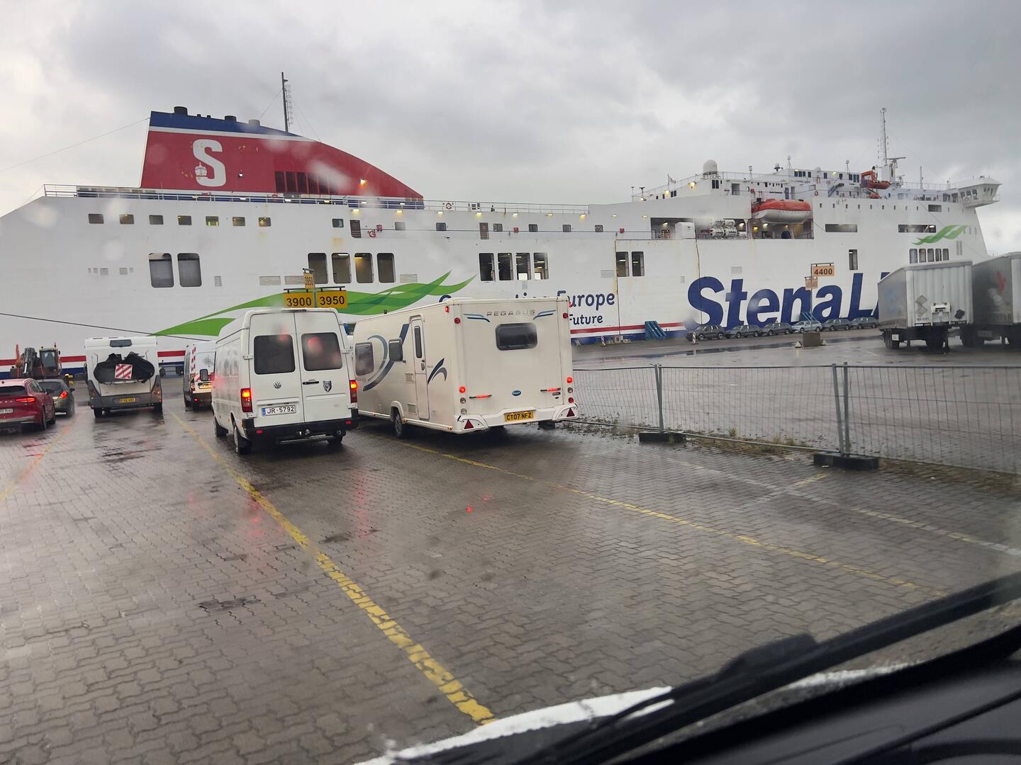 Warten, dass wir auf die Fähre können, während draußen ein Gewitter herunterprasselt