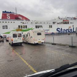 Warten, dass wir auf die Fähre können, während draußen ein Gewitter herunterprasselt