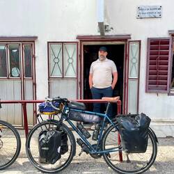 Halte au petit café-resto au col. Ouvert depuis 1881. Tenu par la même famille depuis 4 générations