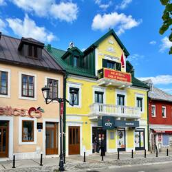 Super belles façades colorées dans le centre de Cetinje, ancienne capitale du pays