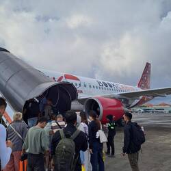 Am Flugzeug wird gedrängelt
