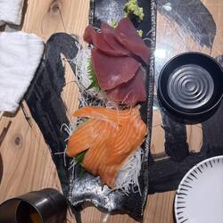 Sashimi vom Lachs und vom Thunfisch mit viel Rettich.