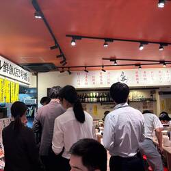 Kein Wunder, standen die Japaner fürs Mittagessen Schlange.