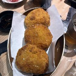Krabben-Crème-Kroketten: Sehr fein, aussen kross, innen weich.
