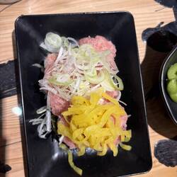 Thunfisch Gungkan mit Peperoni und Rettich.