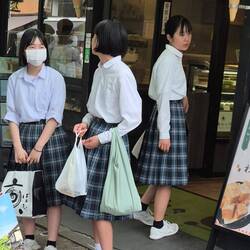 „Typisch Japan: Schuluniformen gehören hier einfach zum Straßenbild – selbst nach der Schule noch