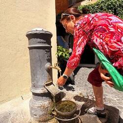 Alle paar hundert Meter gibt's gutes römisches Wasser.
