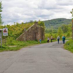 Stützwände der abgerissen Bahnbrücke am Ortanfang