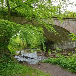 Rest einer alten Eisenbahnbrücke