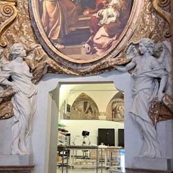 Il sarcofago in piombo in lontananza! Vietato fare foto...