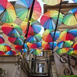 Keine Stadt ohne Regenschirmgasse. Da macht auch Bukarest keine Ausnahme.