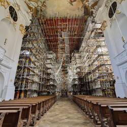 De steigers in de kerk, helaas.