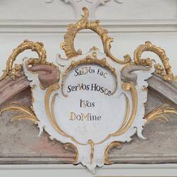 In goud het jaartal 1765 dus, dit wordt ook een chronogram genoemd.