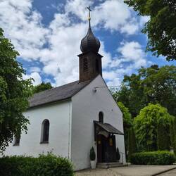 En daar is het kerkje.