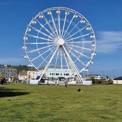 Hier steht ein Riesenrad, dasjenige in Torquay wird gerade aufgebaut.