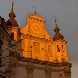 Nach einem langen Tag können wir beim Abendspaziergang ein wunderbares Lichtschauspiel bestaunen 🌇