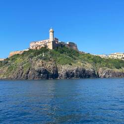 Die Festung in Portoferraio und rechts Napoleons Residenz