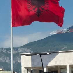 Albanische Flagge auf dem 'Skanderberg - Platz'