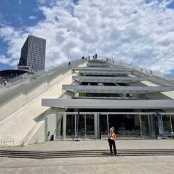 Die 'Pyramide von Tirana' (heute Kulturzentrum) ist nur 23 m hoch