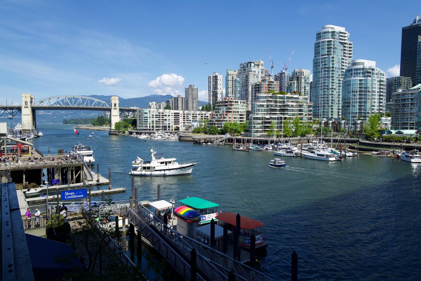 False Creek en zicht op Downtown