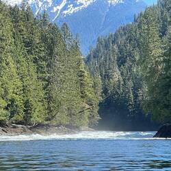 Roaring Hole Rapids running with an ebb tide.