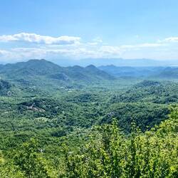 Au départ, vue sur les vallons, les vignes, le lac, les montagnes monténégrines