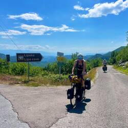 Une toute petite côte pour sortir du camping avant 13 km de descente