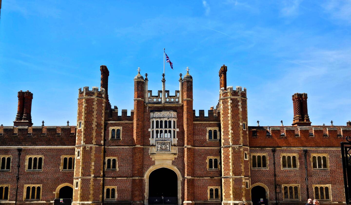 Der Palast von Hampton Court liegt südwestlich von London direkt an der Themse...