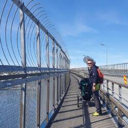 Raggiungiamo la cittadina camminando sul lungo ponte...😁