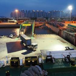 Die Fähre transportiert auch ein paar 100 Container / The ferry also transports a few 100 containers