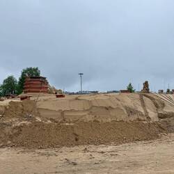 Hier werden aus gewaltigen Sandbergen kunstvolle Sandskulpturen gebaut.
