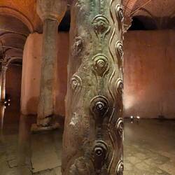 Die Weinende Säule