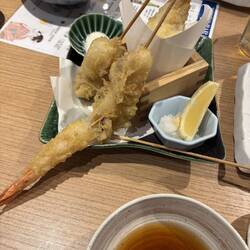 In einer anderen Beiz gab es Seafood-Tempura, Sushi und weitere Drinks.