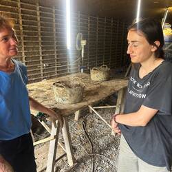 Sonia discute avec Nina : ici ce sera la boulangerie!